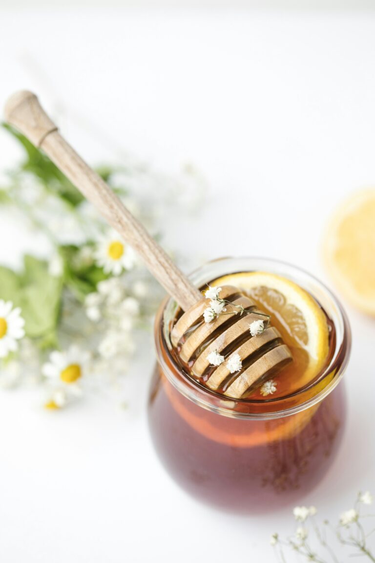 Honigglas-mit-Zitrone-und-Kräutern